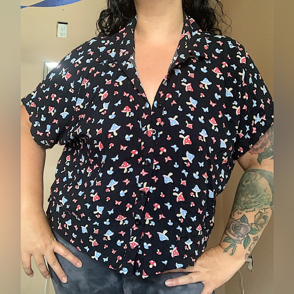 HOT TOPIC🍄🦋black mushroom butterfly all over print button down boxy crop shirt